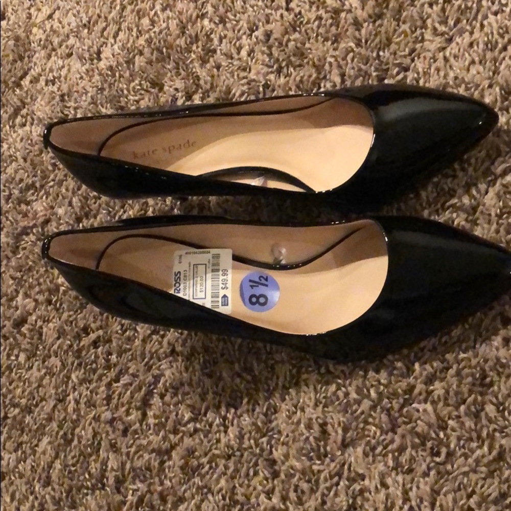 Patent leather black pumps